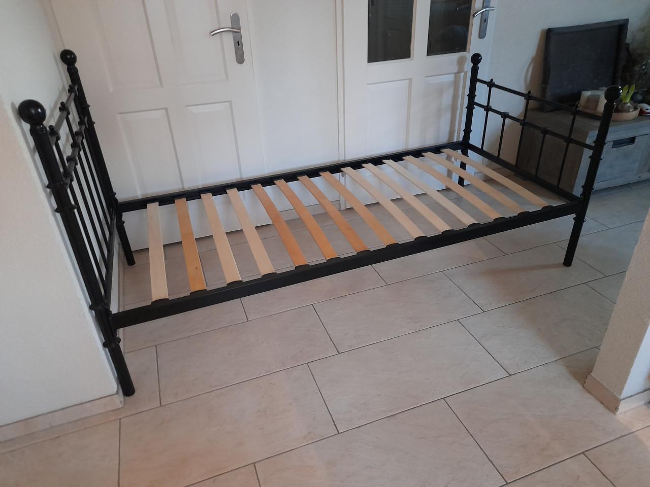 Mooi zwart metalen bed 90 x 200 (in goede nette staat )