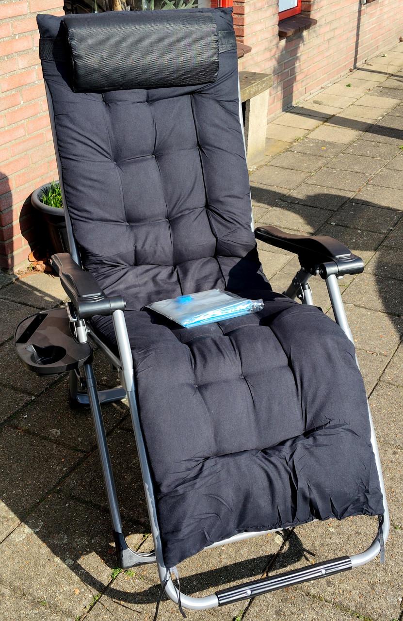 Nieuwe tuinstel met kussen en tafeltje