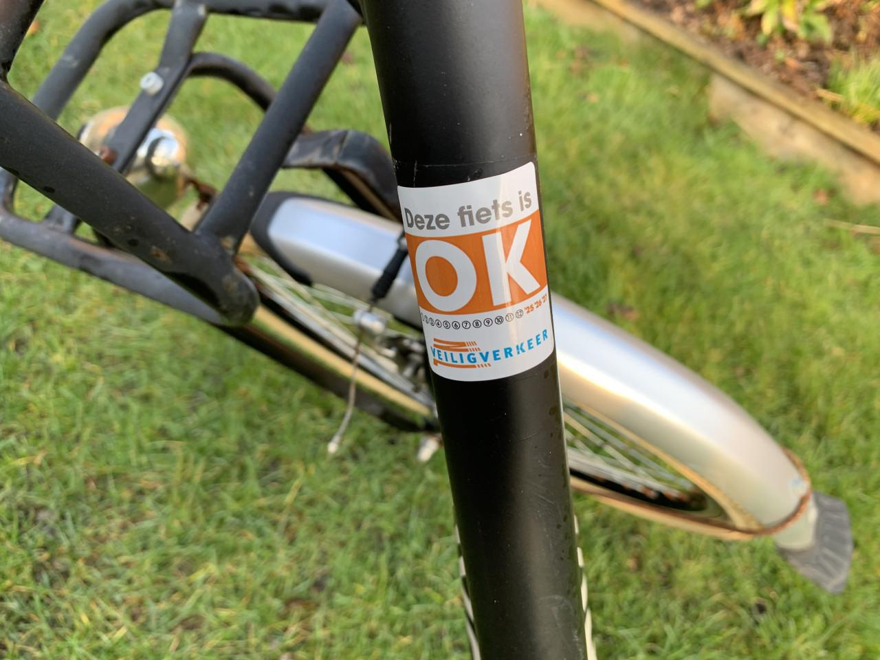 Zwarte Omafiets van het Merk 2 Cycle met Krathouder 24inch