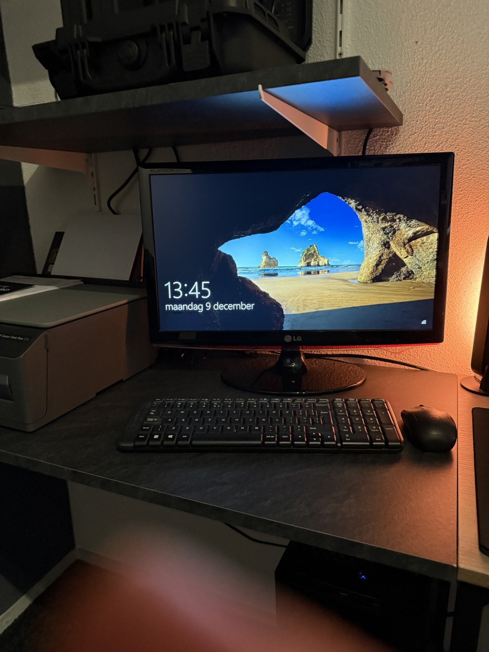 PC met beeldscherm muis en toetsenbord.
