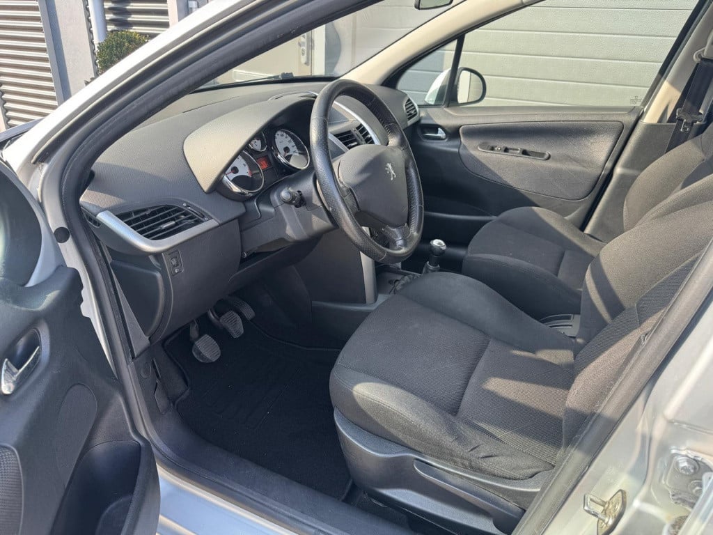 Peugeot 207 1.4-16v xr/130.000/vol jaar apk/airco/carplay
