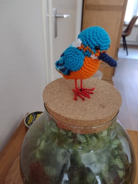Gehaakte ijsvogel en of roodborstje