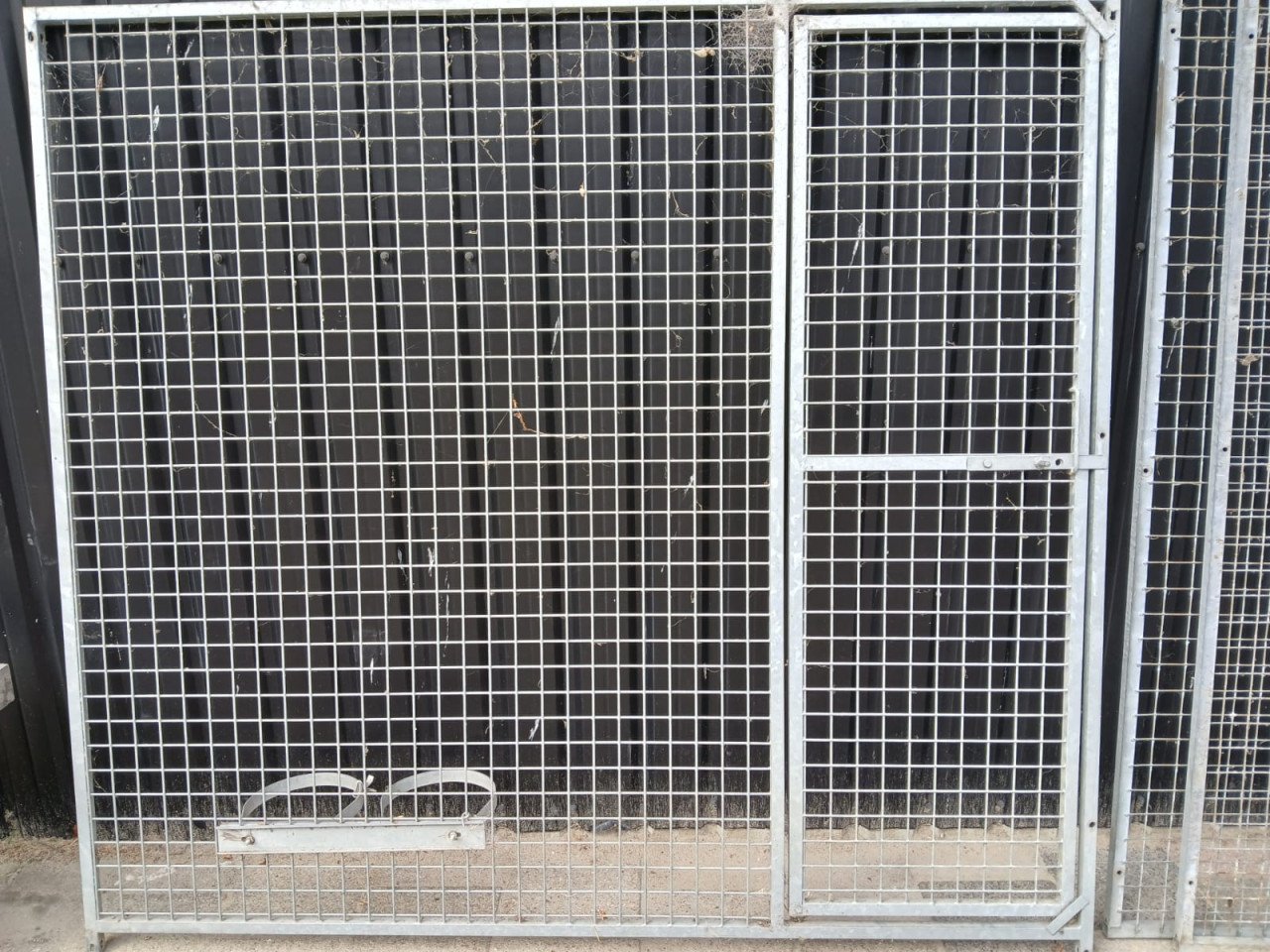 Hondenkennel voorpaneel met deur.