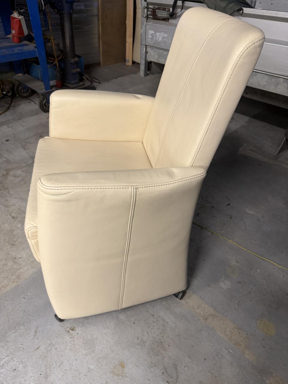2 wit leren stoelen met verstelbare rugleuning