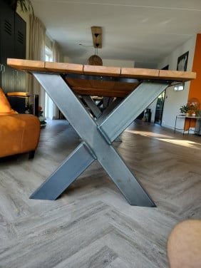 Eettafel met stalen x-poten 240x90x76cm