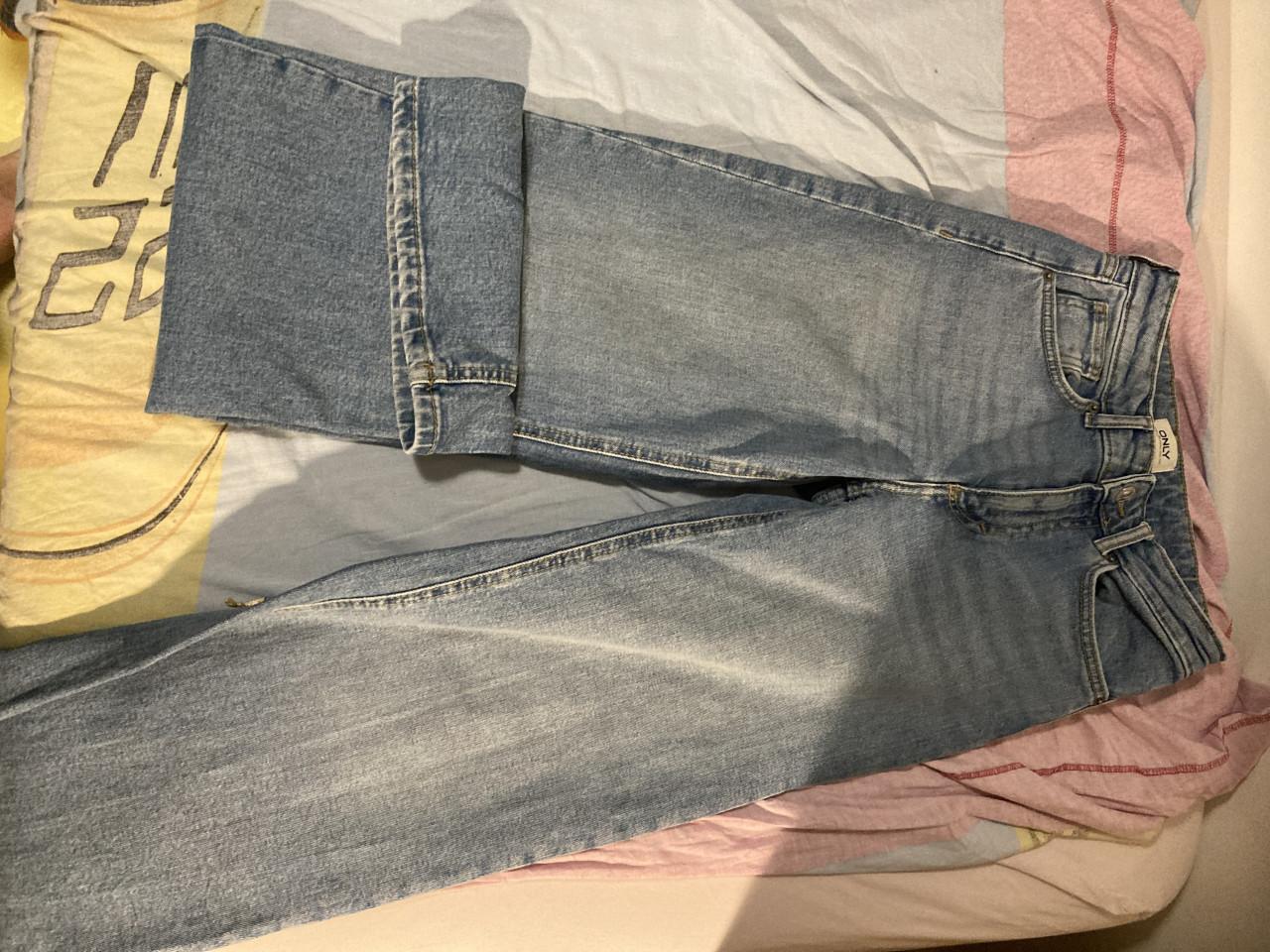 Vier broeken ongeveer de zelfde maten