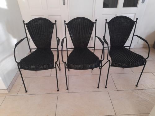 3 Smeedijzeren stoeltjes (in goede nette staat )  €20 per stuk  Stapelbaar!
