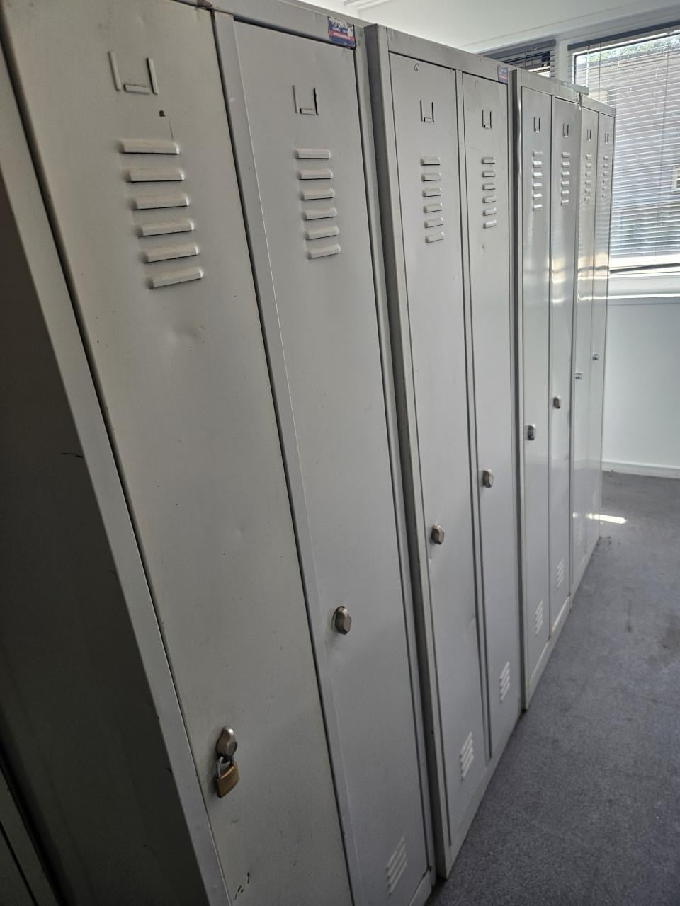 Metalen lockerkasten – laatste partij op=op