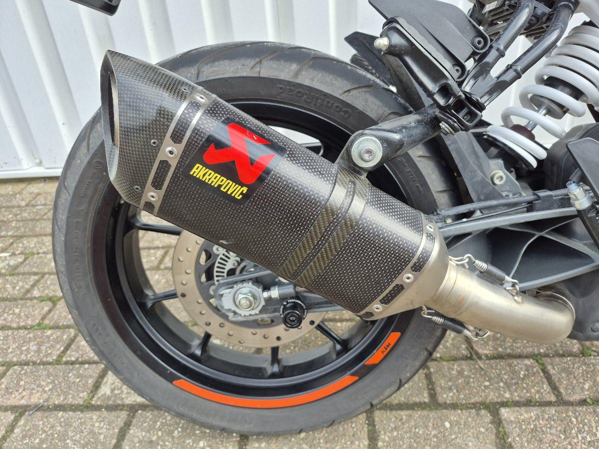 KTM Duke 390 uit 2025. stoere naked bike