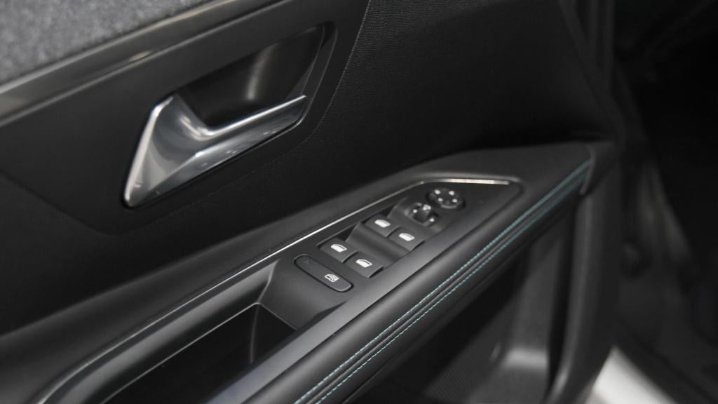 Peugeot 5008 puretech 130 eat8 allure pack business | trekhaak | elektronis