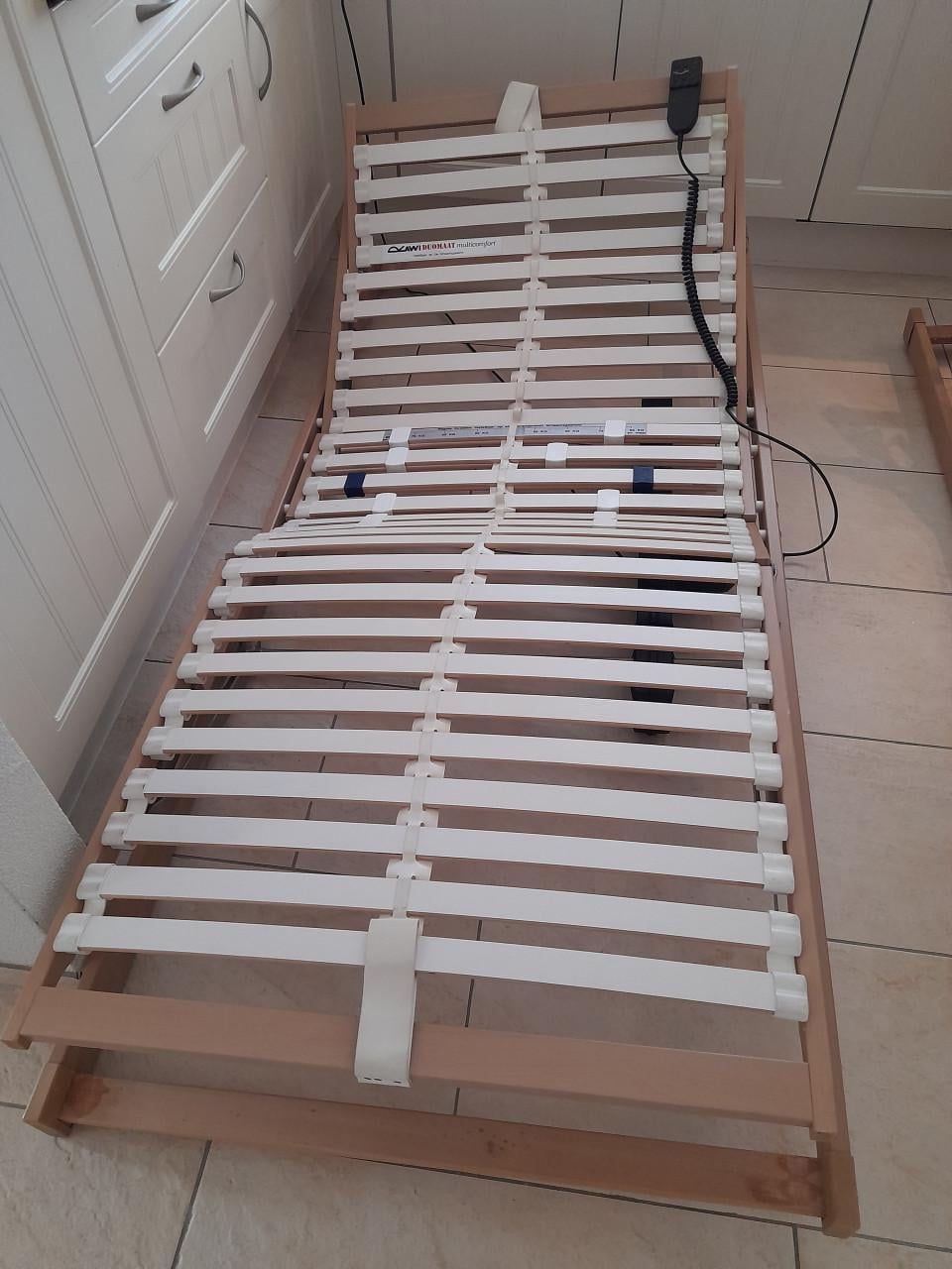 Elektrisch verstelbare lattenbodems ( in goede staat ) 2 x 90 x 200