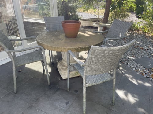 Stenen tafel en vier stoelen