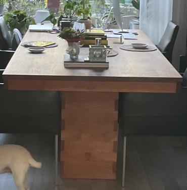 Robuuste houten eettafel met modern design