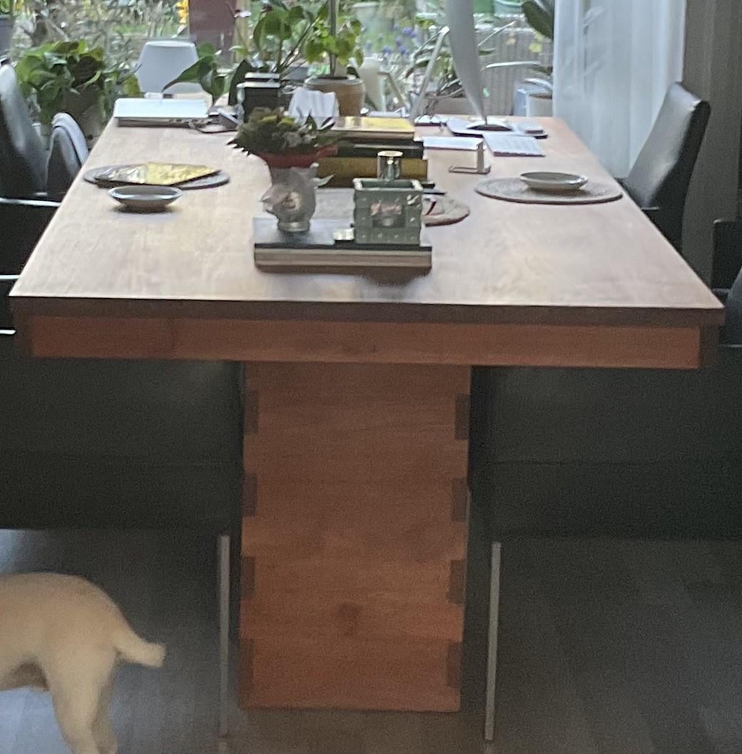 Robuuste houten eettafel met modern design