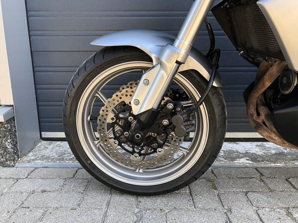 Keurige middenklasse Versys 650 '07 met 45dkm, veel Givi extra's €3250,-