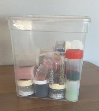 Een bak met knutsel strooisel en glitters