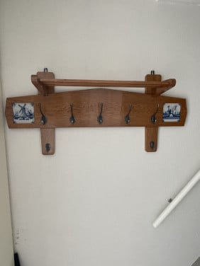 Unieke vintage kapstok met 2 delftsblauwe tegeltjes