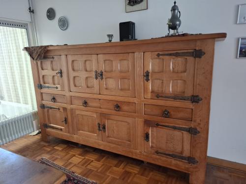 Houten hoog dressoir