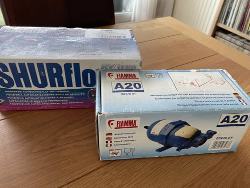 Shurflo Waterpomp en Fiamma Drukvat beiden nog niet gebruikt
