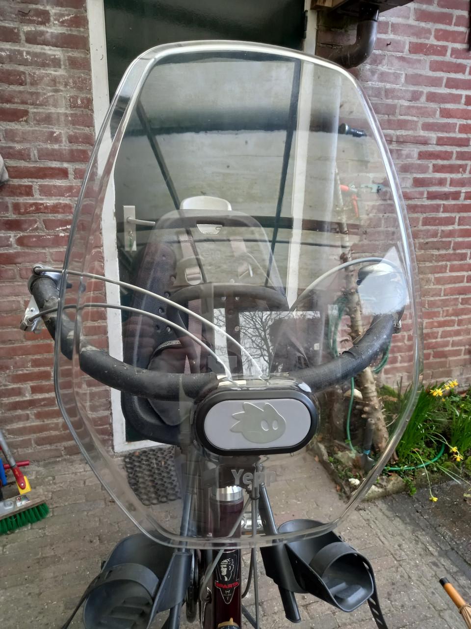 Mooie mamafiets met kinderstoeltjes voor en achter