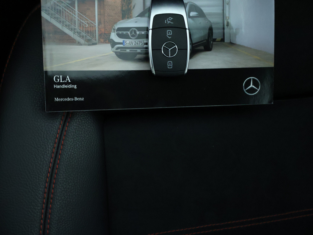 Mercedes-Benz Gla-klasse 180 business solution amg | sfeerverlichting | pan