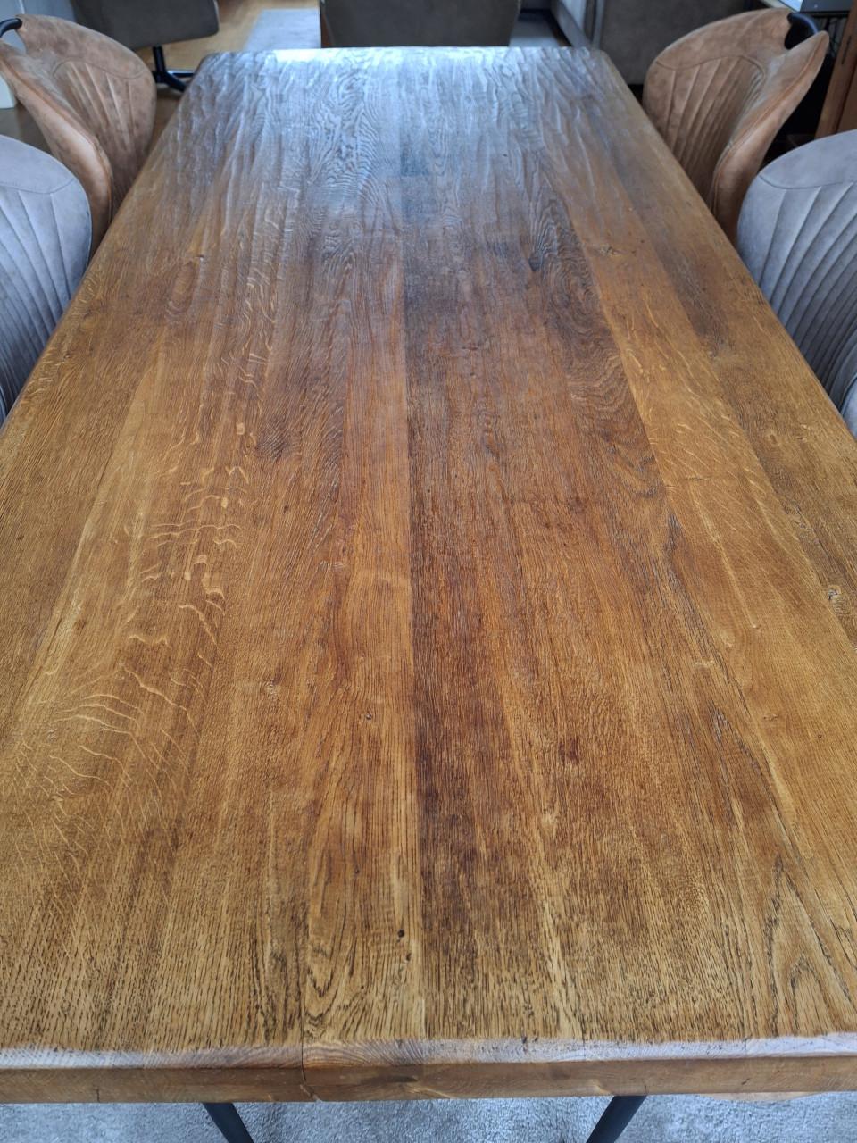 Eettafel zwaar eikenhout.