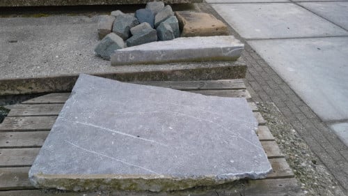 3 stukken natuursteen en 10 casseien