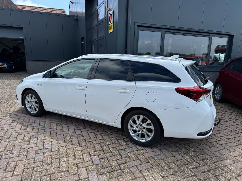 Toyota Auris 1.8 hybrid lease pro