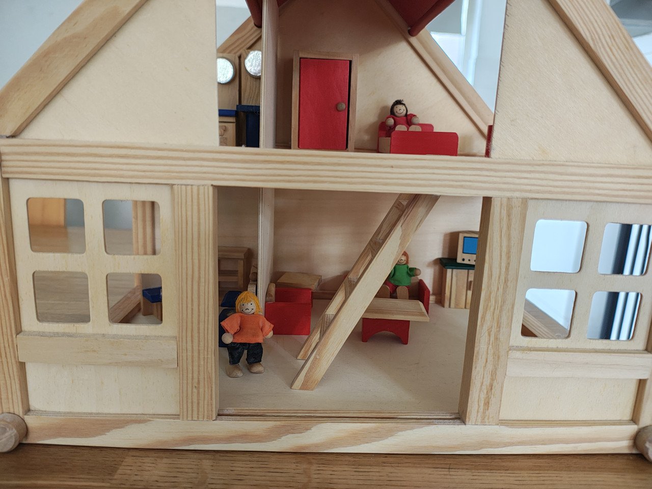 Houten poppenhuis inclusief