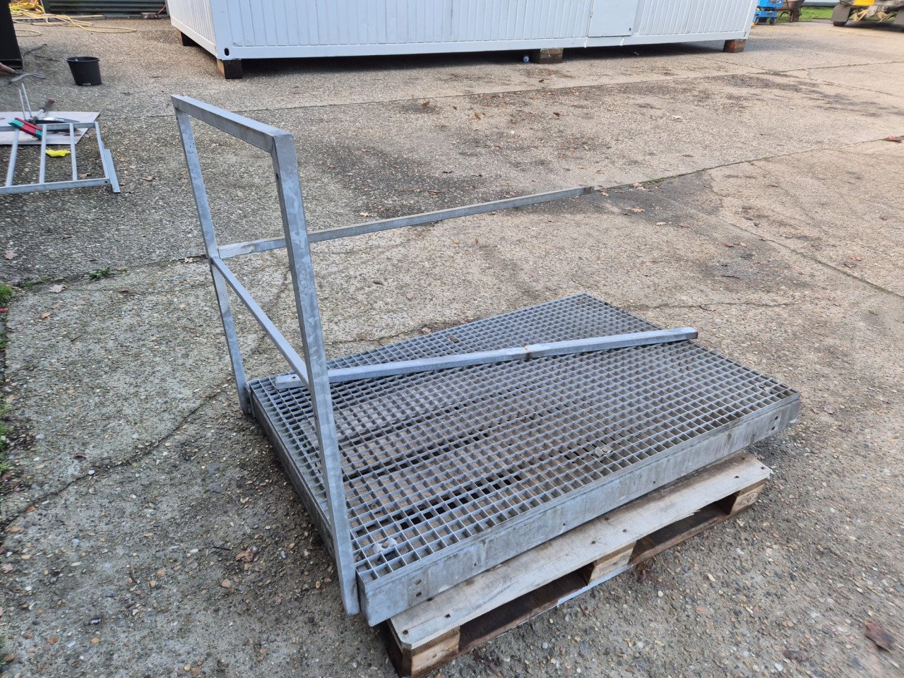 Gegalvaniseerde stalen buitentrap met bordes 280cm