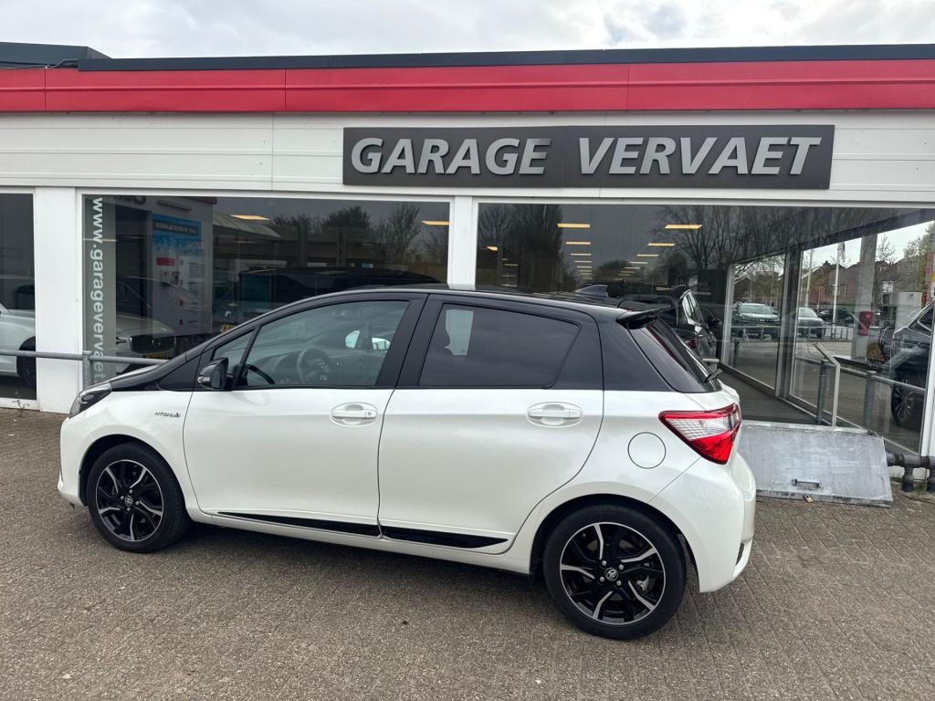 Toyota Yaris 1.5 hybrid bi-tone plus