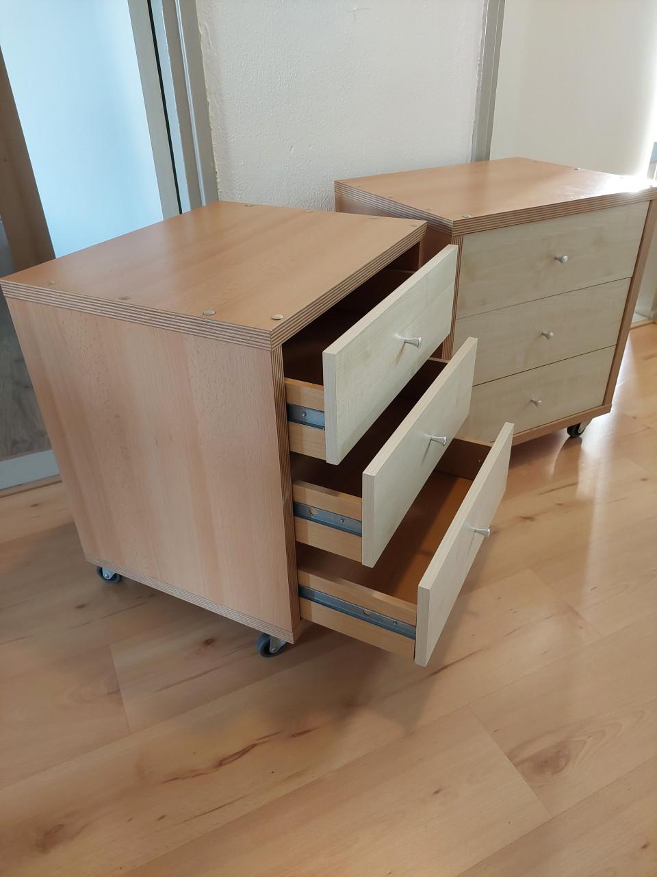 Te koop 2 mooie grenen nacht kastjes