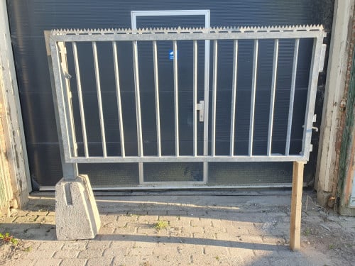 Degelijk stalen gegalvaniseerd hek, poort voor tuin of weide.
