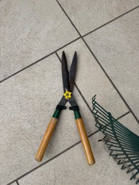Heggenschaar en bladhark