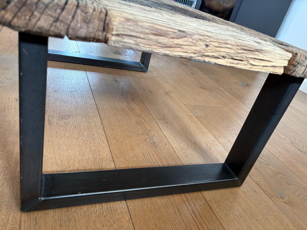 Salontafel van wagonhout met zwarte stalen poten