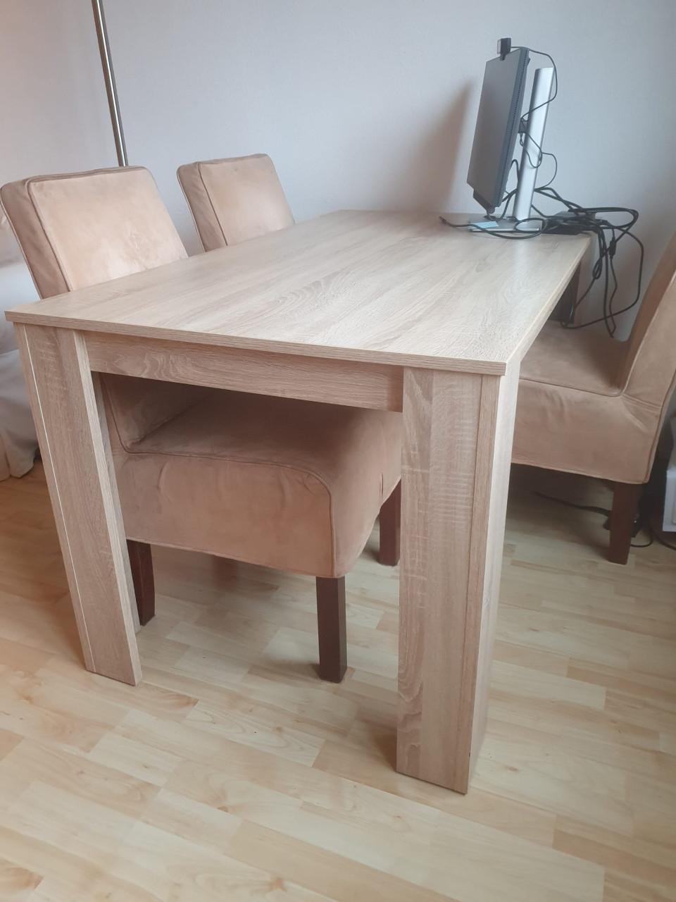 Lichtbruine tafel, 139 x 80cm met 4 stoelen
