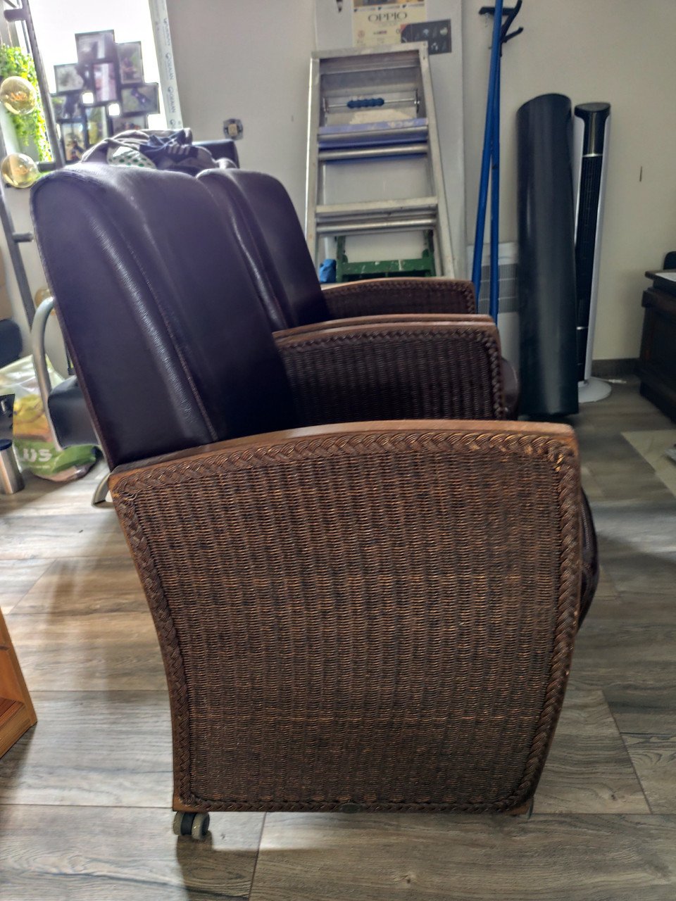 2 comfortabele eetkamerstoelen met rotan en kunstleer