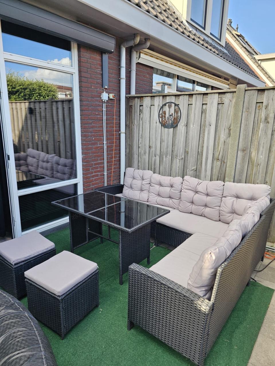 Loungeset met 2 hockers en tafel
