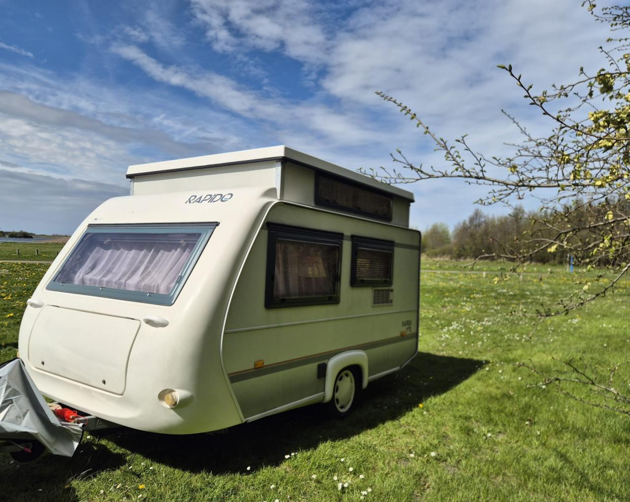 Te koop: Mooie Rapido Club 32 lichtgewicht hefdak caravan!