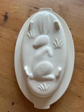 Oude Puddingvorm.  model haas, met onderbord.