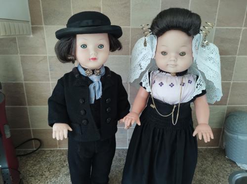 2 prachtige poppen met Walcherse klederdracht. Staart muts, Zeeland