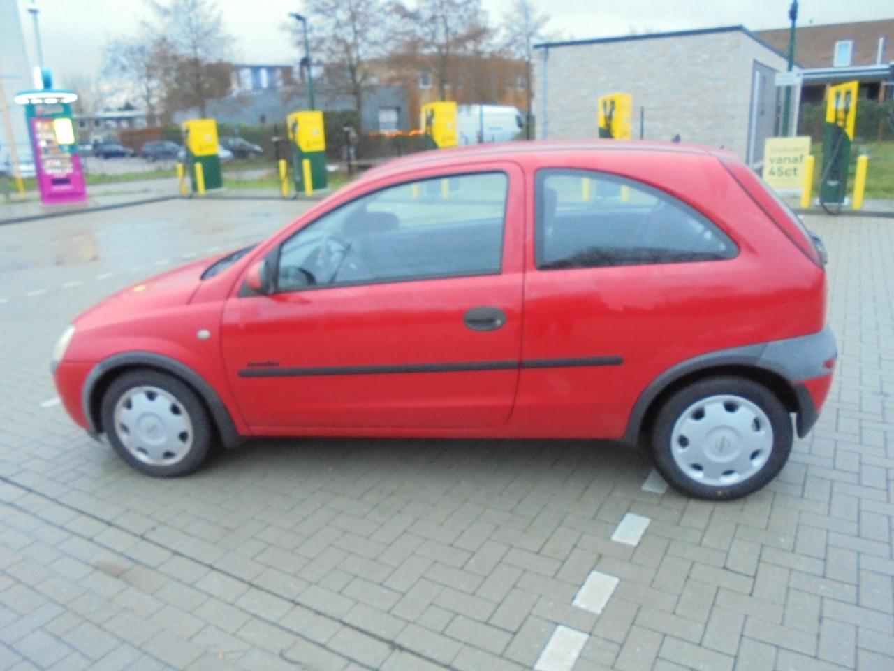 Corsa uit 2001 / 146.445 Km  N.A.P rijd goed  € 950 apk t/mmaart 2027