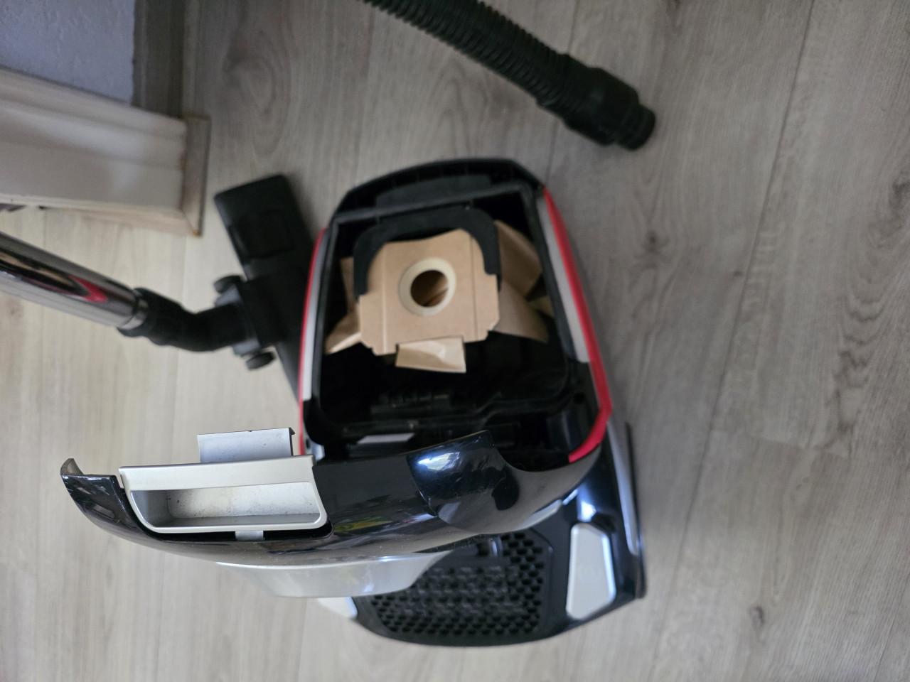 Goed werkend stofzuiger merk SAUBER-600W-220V-compleet