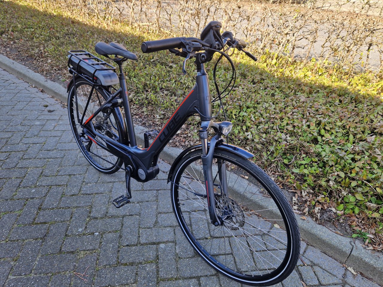 Keurig nette Cube elektrische fiets met Bosch middenmotor