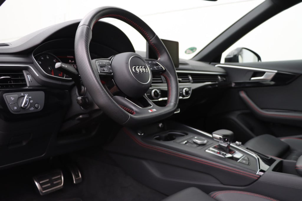 Audi A4 avant 35 tfsi s line black edition 150pk s-tronic