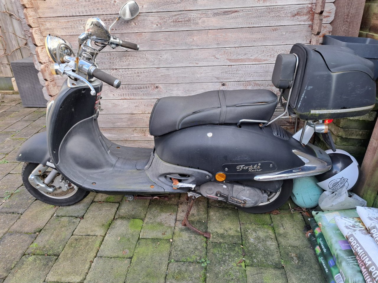 Scooter Fosti,loopt nog goed maar ziet er niet meer netjes uit
