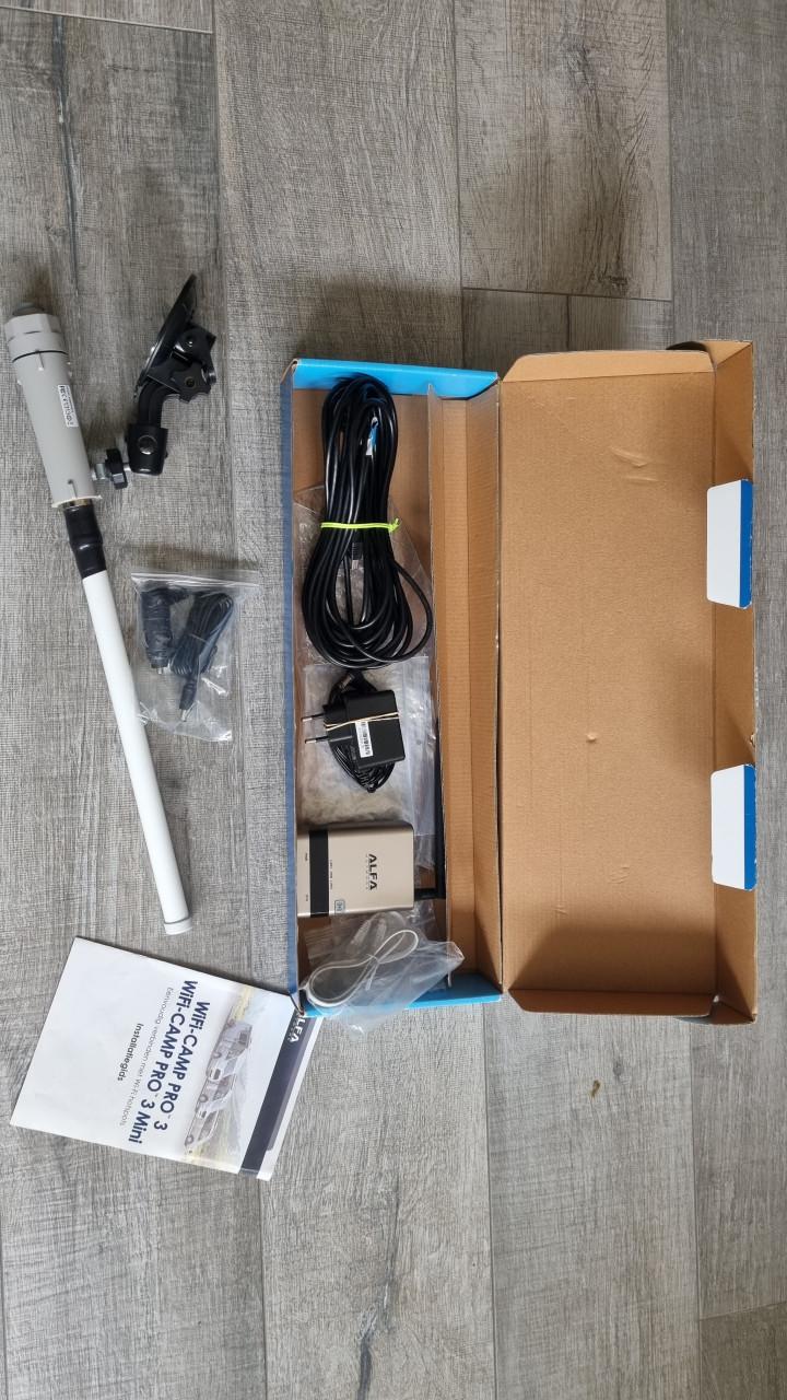 Wifi Camp Pro 3 krachtige dual-band wifi-extender met antenne en router.