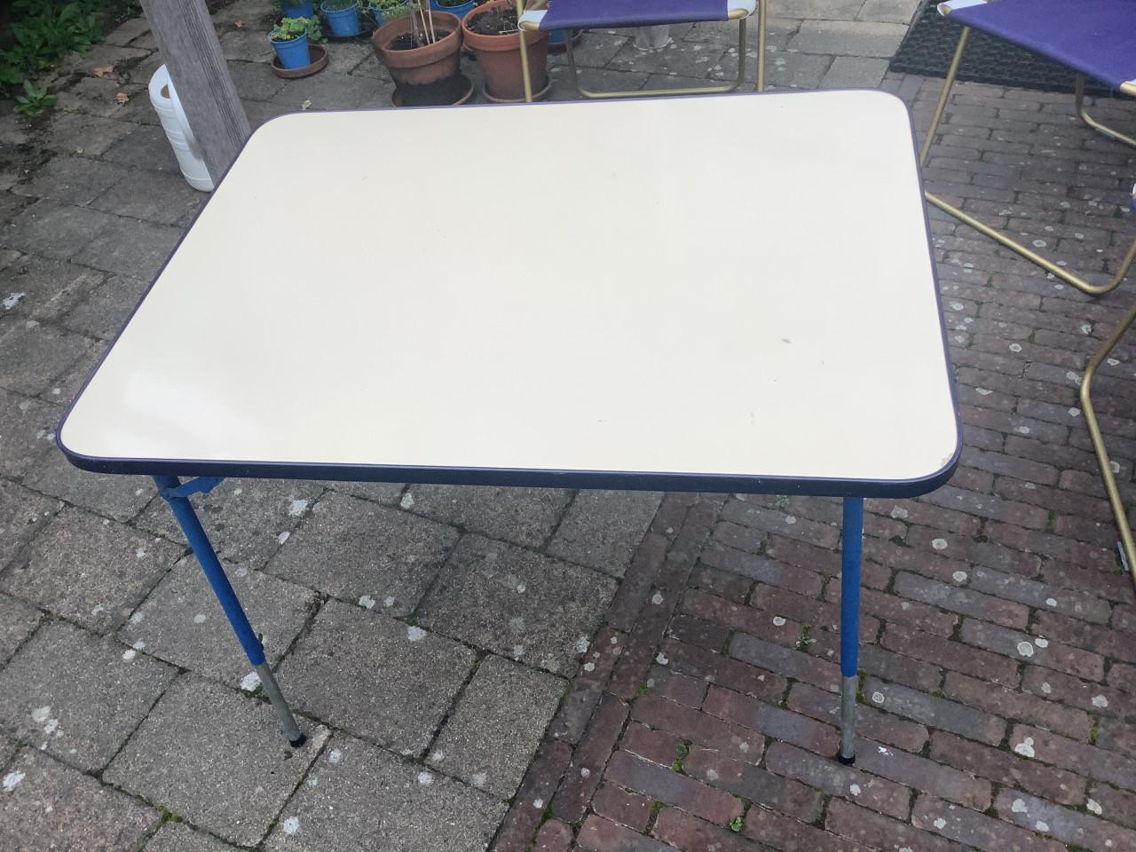 Campingtafel en 3 Lafumastoeltjes