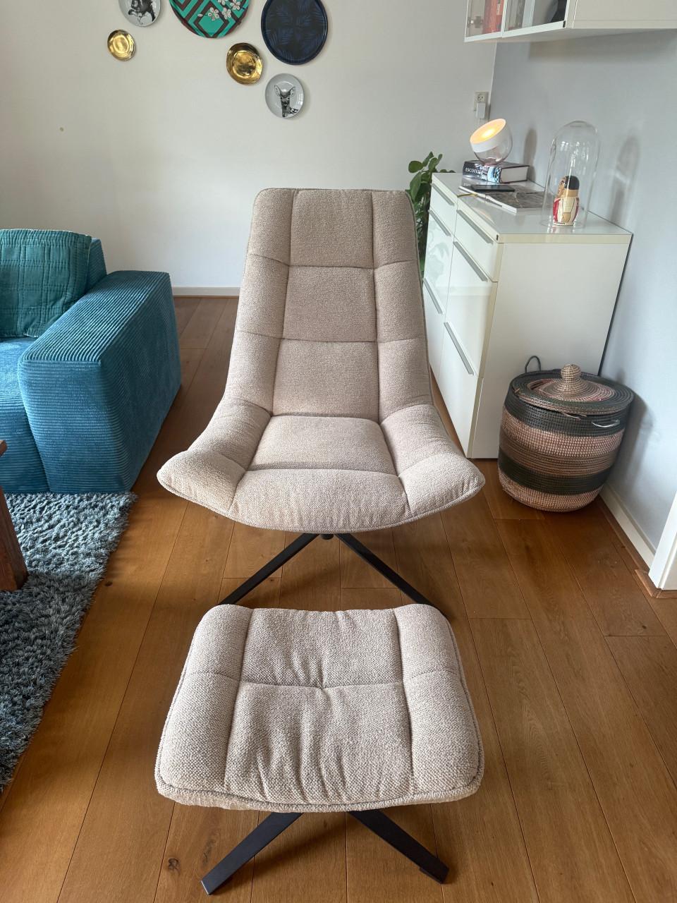 Leen Bakker Emily draaifauteuil + hocker - zandkleurig