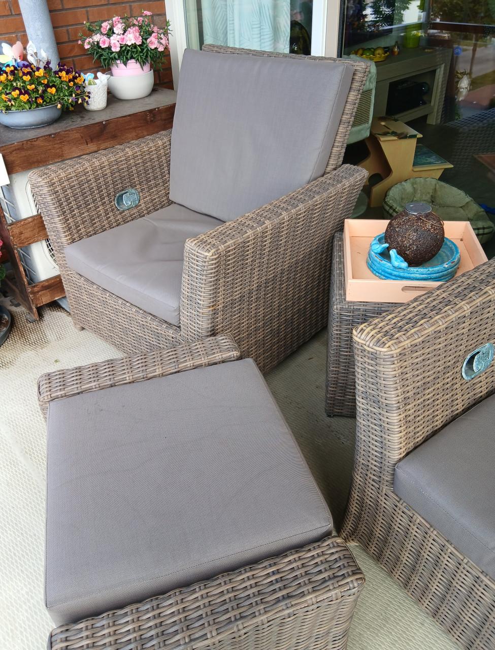 2 Tuin/balkonstoelen met 1 hocker en plantenbak/tafeltje